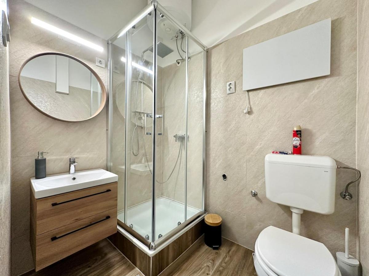Ati's - Downtown 2 Bedroom Apartment